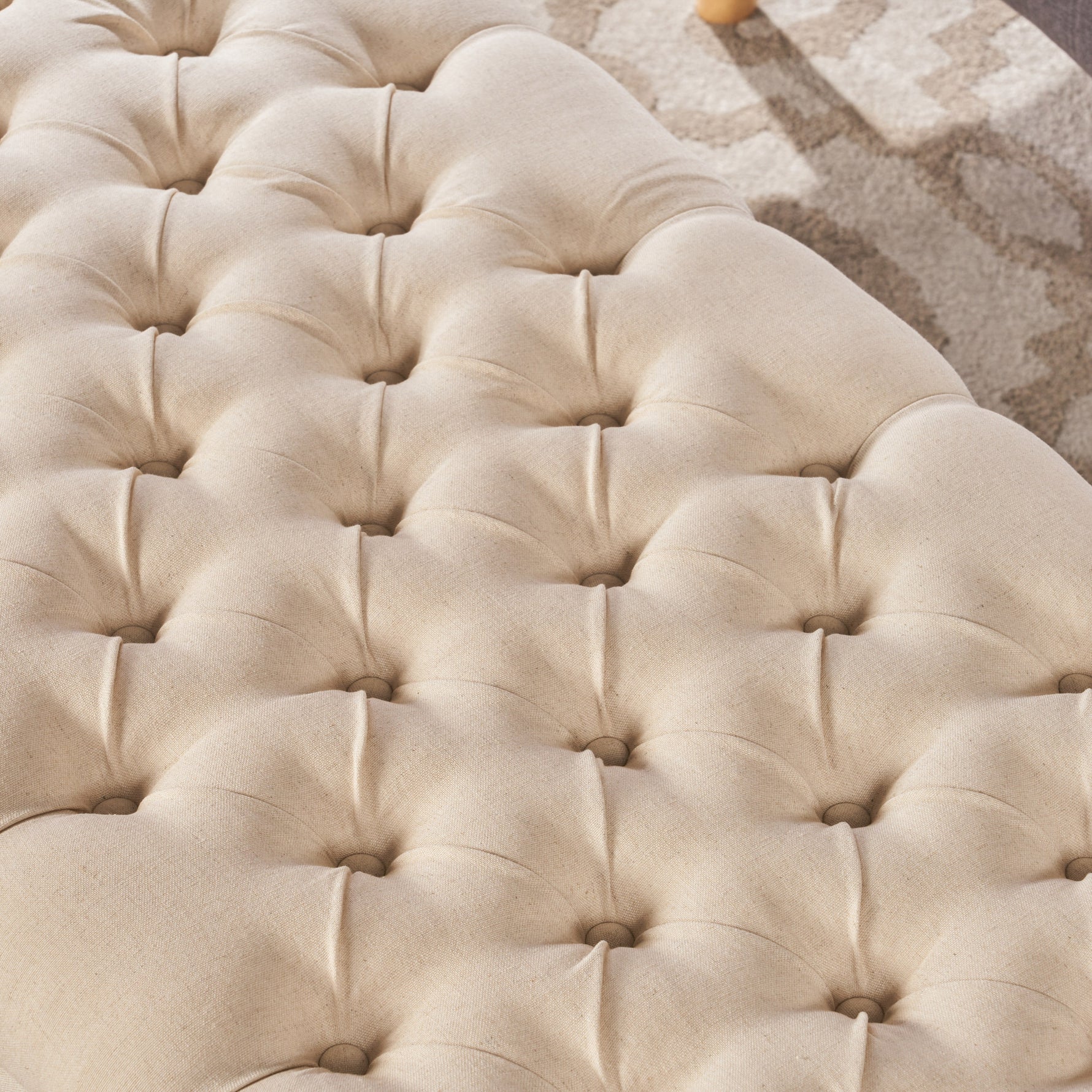Pouf de rangement Juliana de la marque eprolo, ottoman en tissu avec espace de stockage, vue en gros plan.