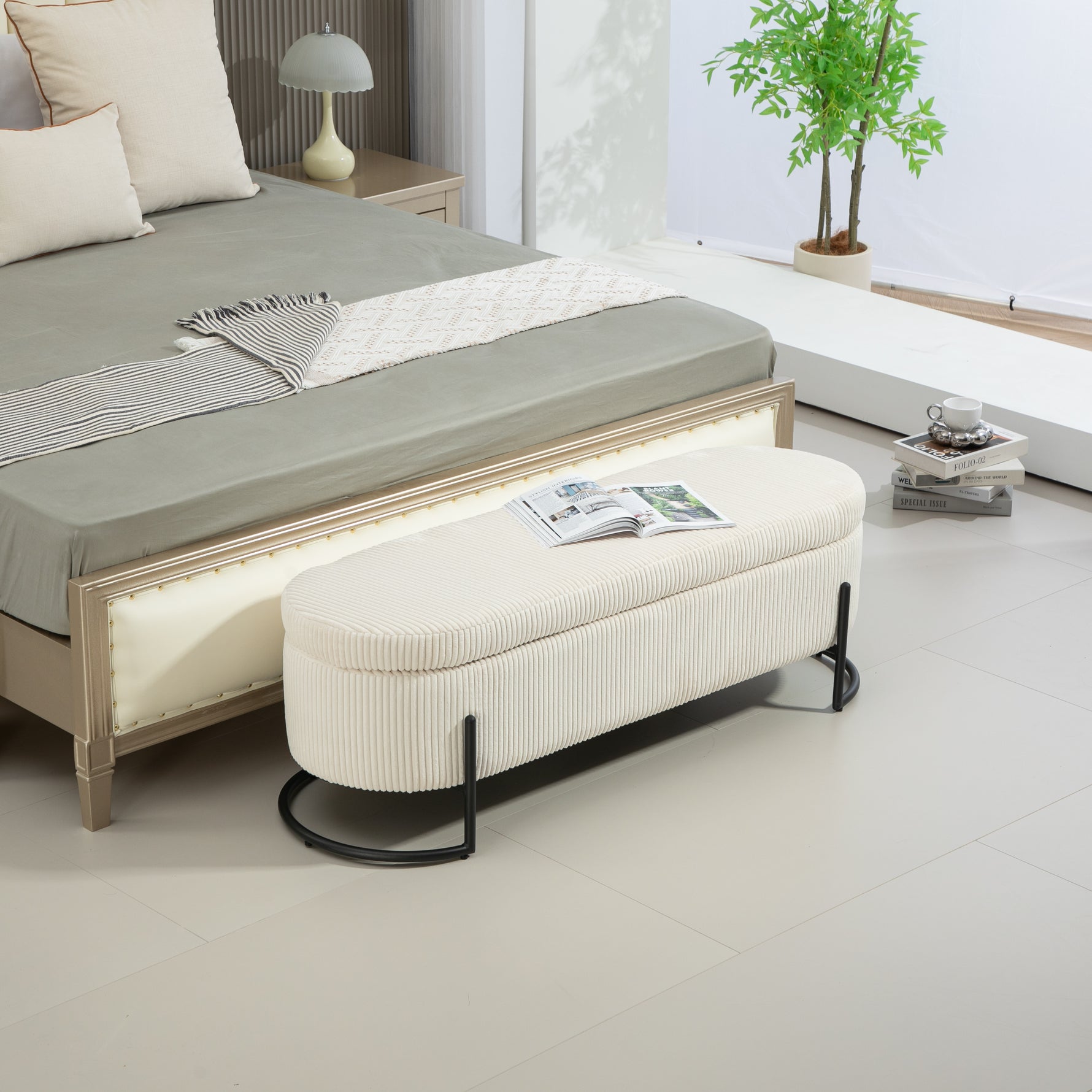 Ottoman de rangement beige COOLMOR de eprolo avec coussin doux, charnière de sécurité et style fauteuil de stockage.