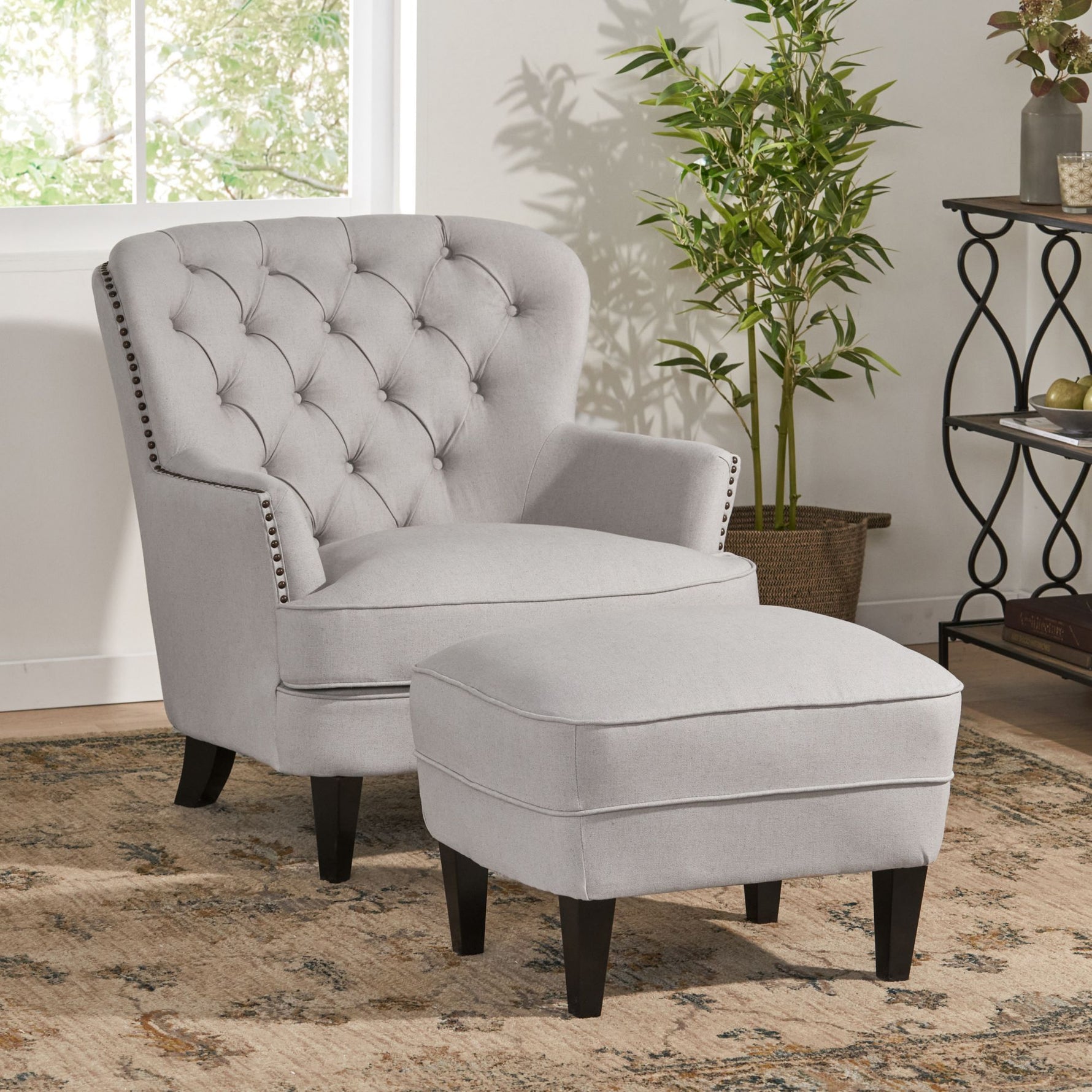 Chaise club moderne gris clair en tissu avec ottoman assorti, fauteuil rembourré élégant, par eprolo.