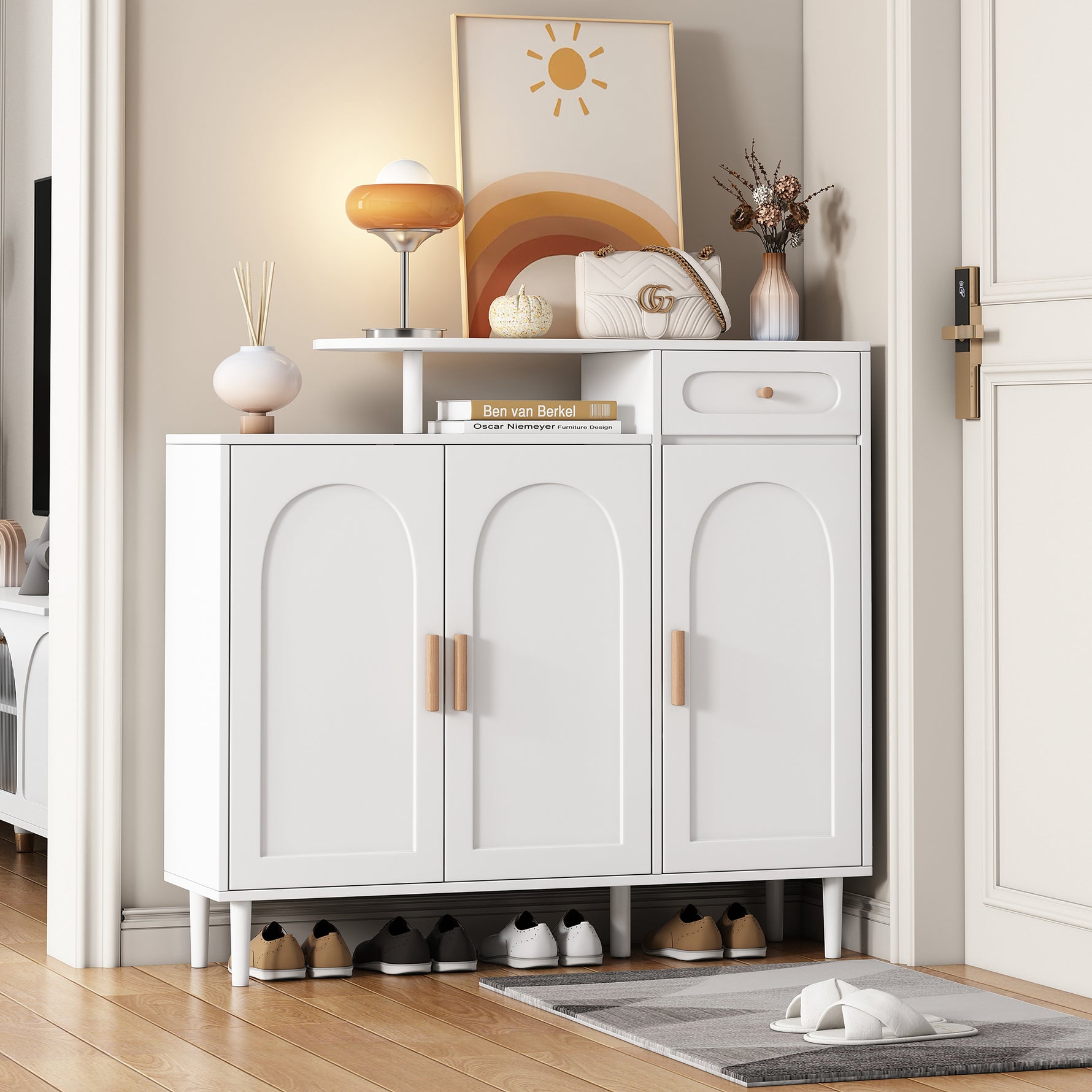 Meuble d'entrée eprolo blanc avec portes arquées, tiroirs, panneaux de rangement, étagères ajustables et pieds en bois solide.
