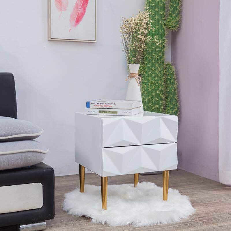 Table d'entrée en bois clair de luxe léger eprolo avec étagère murale moderne en or pour décor haut de gamme et hall d'entrée.