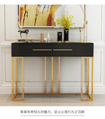 Table d'entrée moderne en or avec étagère murale élégante pour décor haut de gamme, style nordique et design simple.