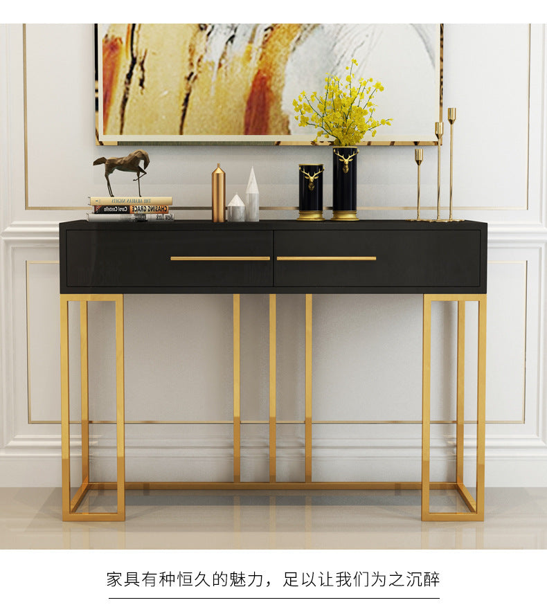 Table d'entrée moderne en or avec étagère murale élégante pour décor haut de gamme, style nordique et design simple.