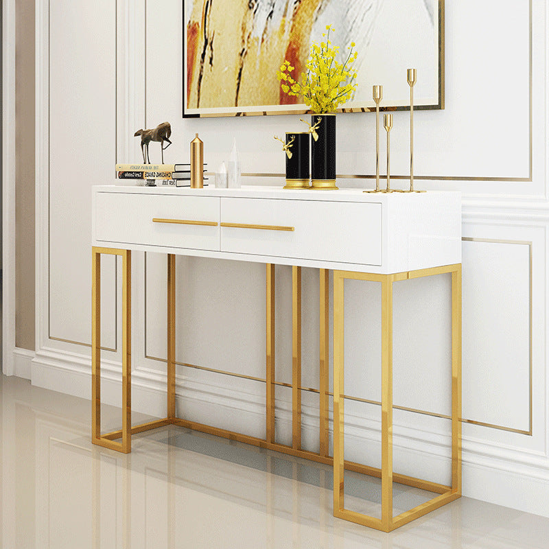 Table d'entrée en métal doré moderne avec étagère murale longue pour ornements de luxe, design nordique élégant.