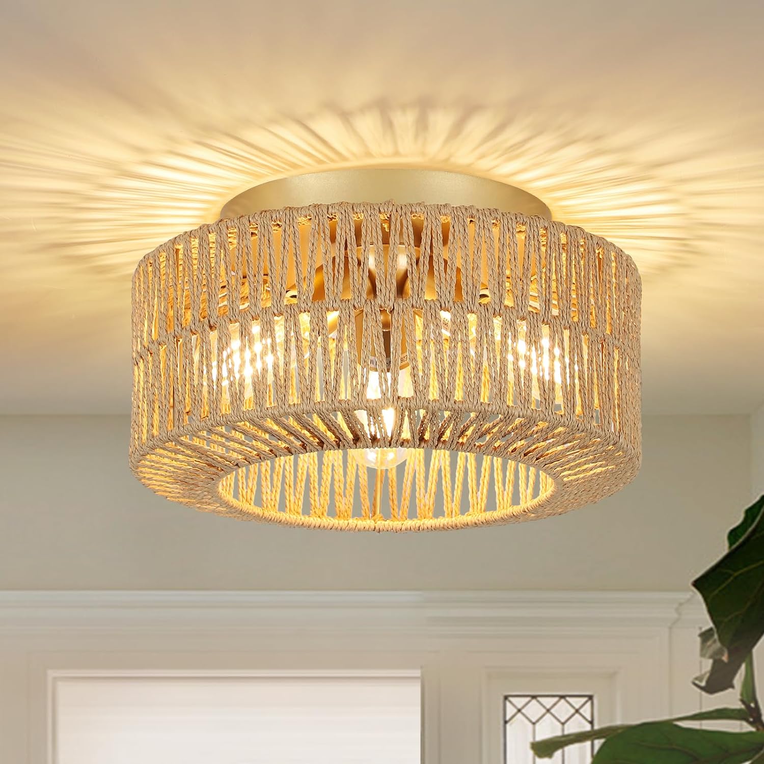 Plafonnier bohème eprolo à 3 lumières avec abat-jour en rotin tressé, éclairage de plafond de style ferme et naturel.