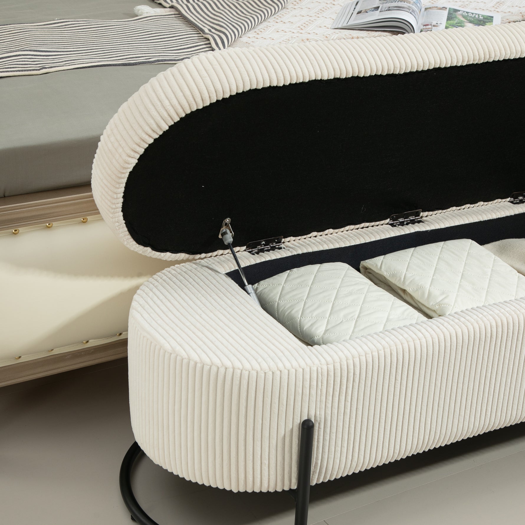 Chaise ottomane de rangement COOLMOR eprolo avec coussin doux, charnière de sécurité et finition beige.