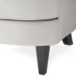 Fauteuil club moderne gris clair en tissu avec ottoman assorti, fauteuil confortable et coussiné, style élégant et contemporain.