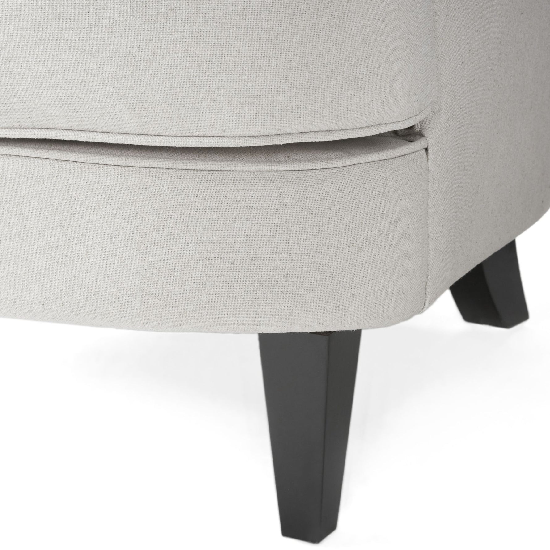 Fauteuil club moderne gris clair en tissu avec ottoman assorti, fauteuil confortable et coussiné, style élégant et contemporain.