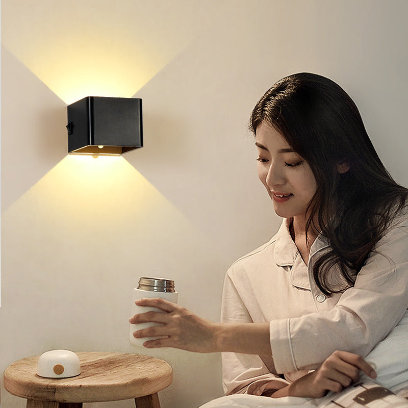 Applique murale LED rechargeable pour chambre de la marque eprolo, éclairage moderne et pratique pour la décoration intérieure.