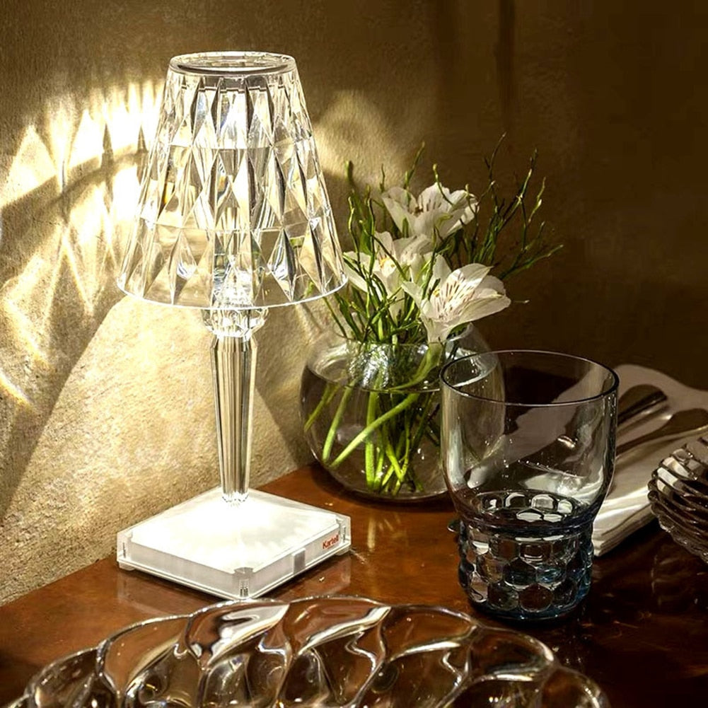 Lampe de bureau en acrylique design italien avec capteur tactile et prisme transparent, idéale pour chambre ou salon.