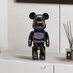 Décoration de salon avec un lapin en ornement, style violent bear, par eprolo, visible avec détails de la figurine en bois ou céramique.