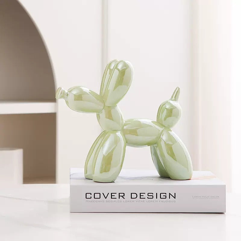 Décoration intérieure élégante de la marque eprolo, comprenant un vase en céramique blanc avec des plantes vertes.
