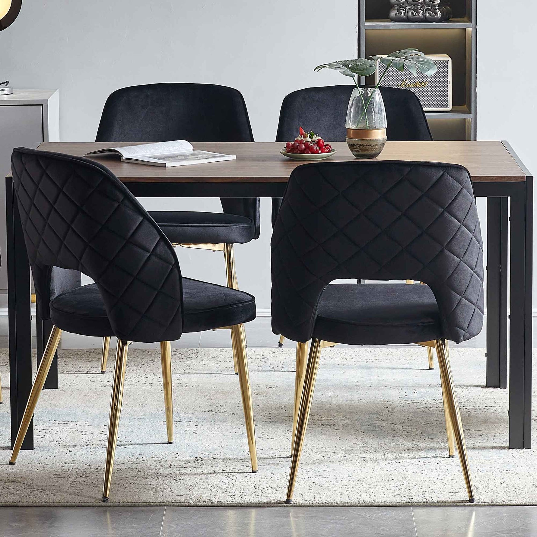 Chaise de salle à manger en velours noir avec pieds en métal et dossier creux, lot de 4, design moderne et élégant.