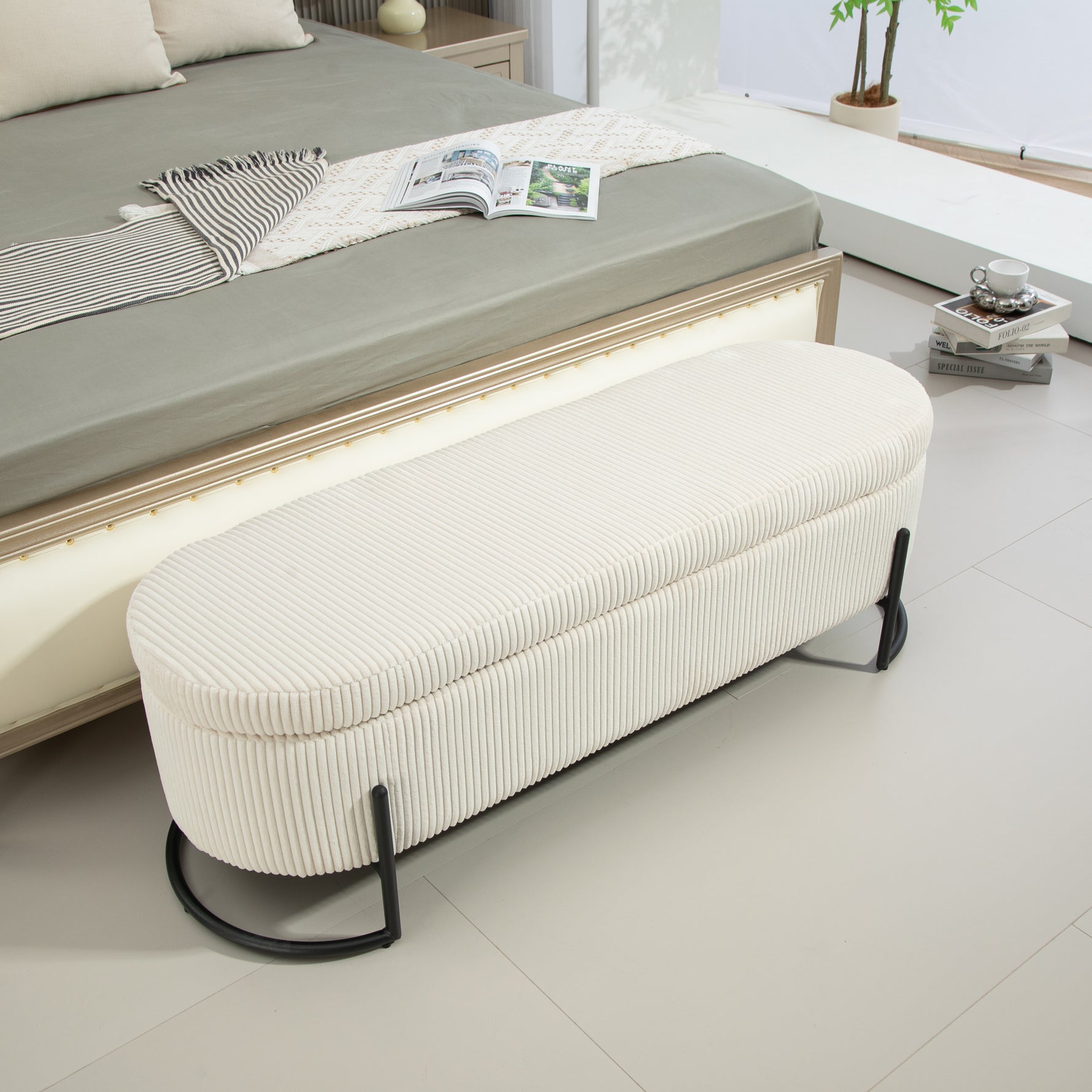 Chaise pouf de rangement COOLMOR eprolo beige avec coussin doux, charnière de sécurité et espace de stockage intégré.