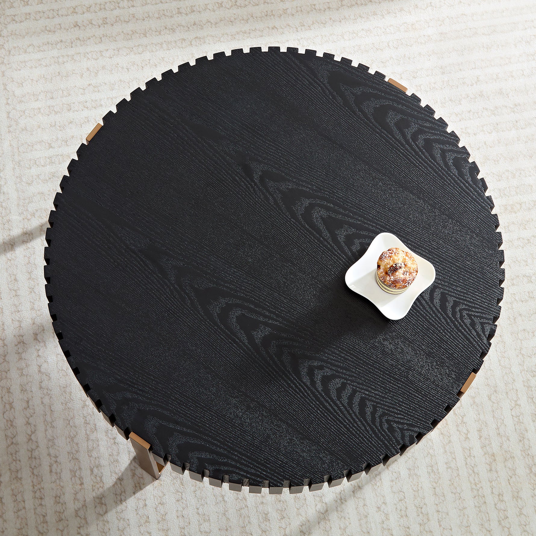Table basse ronde en bois peint noir, moderne et artisanale, avec piédestal solide pour salon, par eprolo.