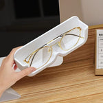 Rangee de rangement pour lunettes en verre, murale et décorative, par eprolo, pour stocker des lunettes de soleil.