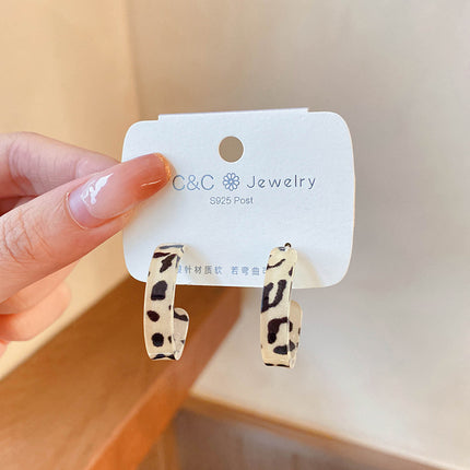 Ins Simple And Small Women's Fashion Sense Temperament Pearl Earrings