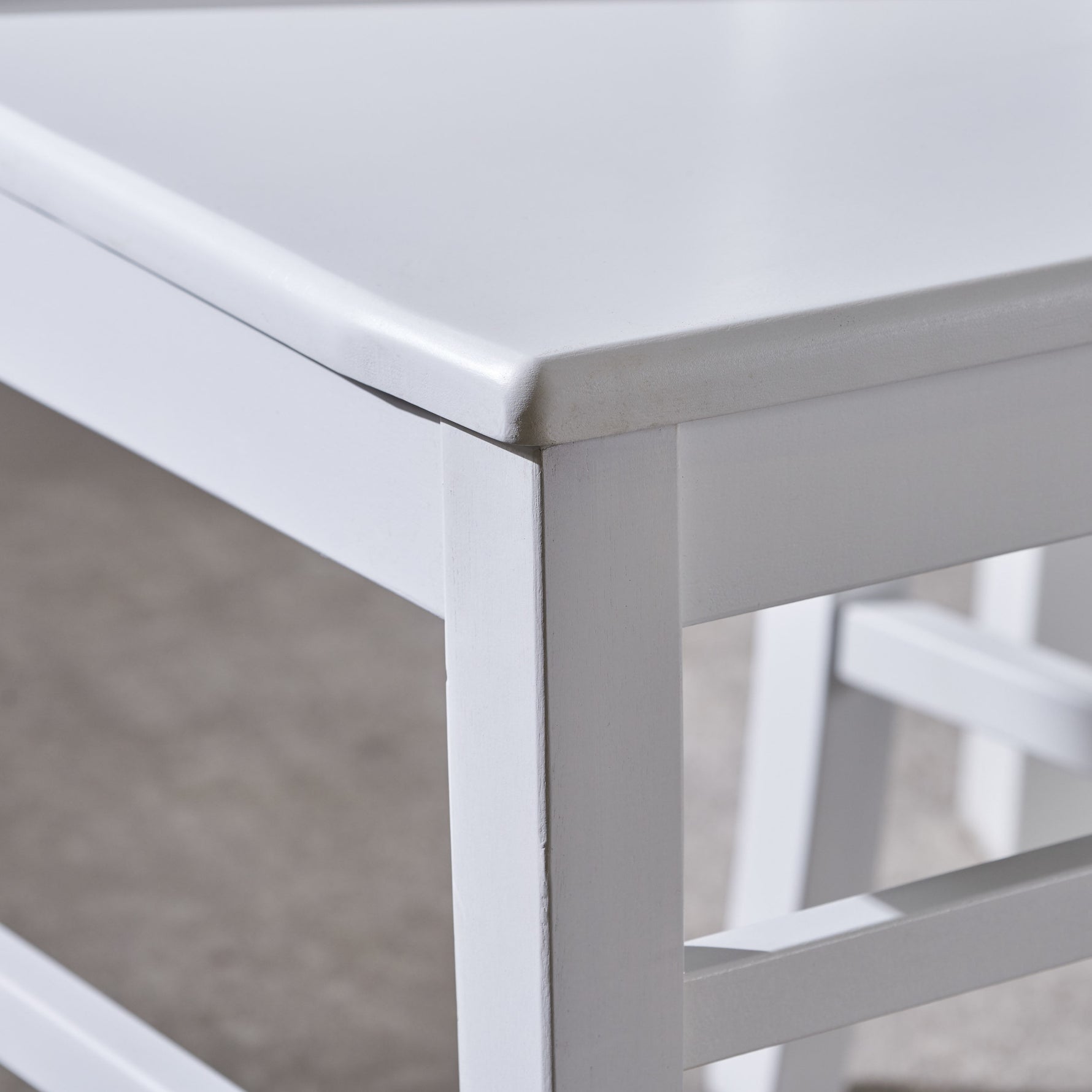 Chaise de salle à manger en acacia blanche eprolo, lot de 2, style ferme rustique, assise confortable et design élégant.