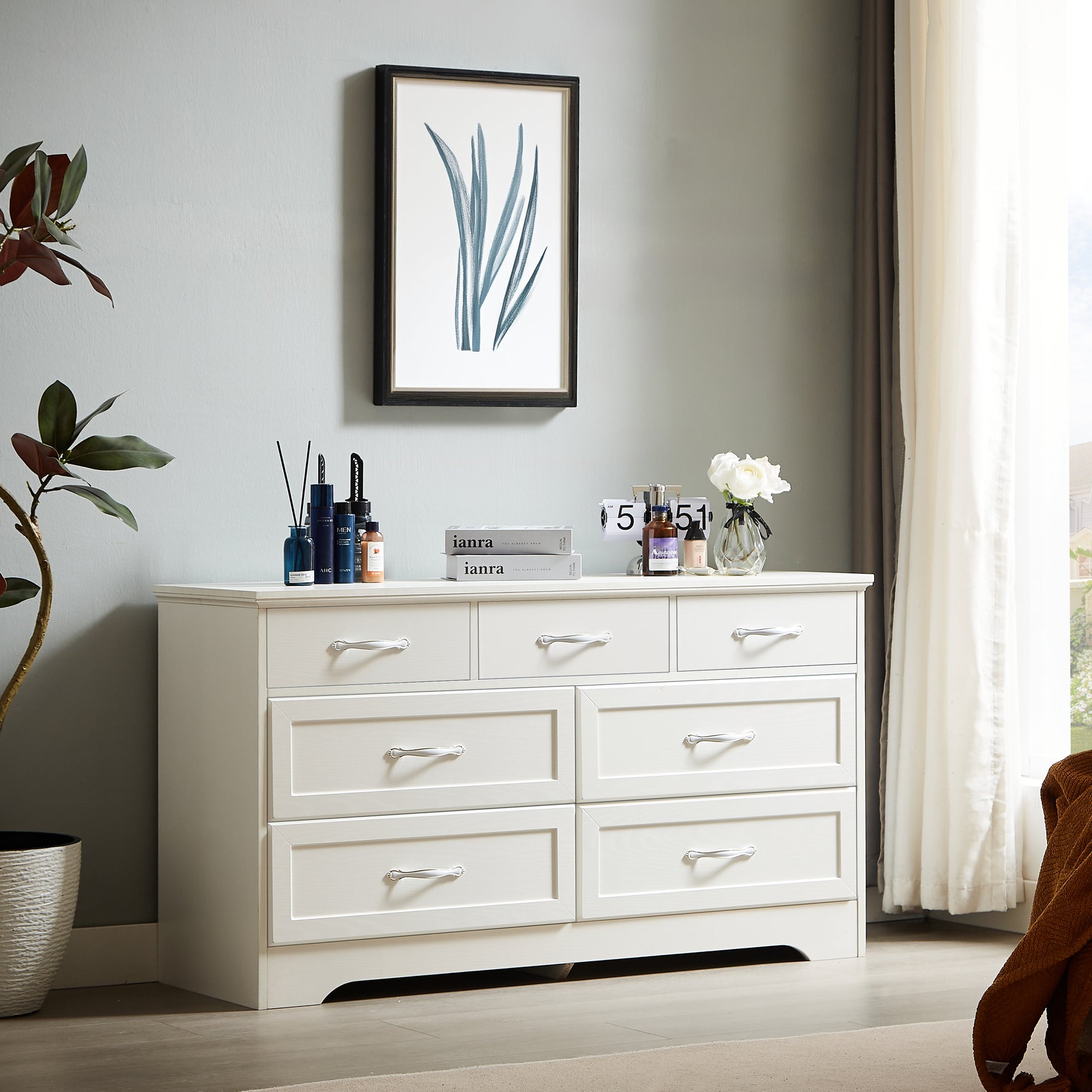 Commode blanche moderne à 3 tiroirs avec poignées métalliques, rangement pour chambre, dimensions 47,6''L x 15,7''l x 26,6''H.