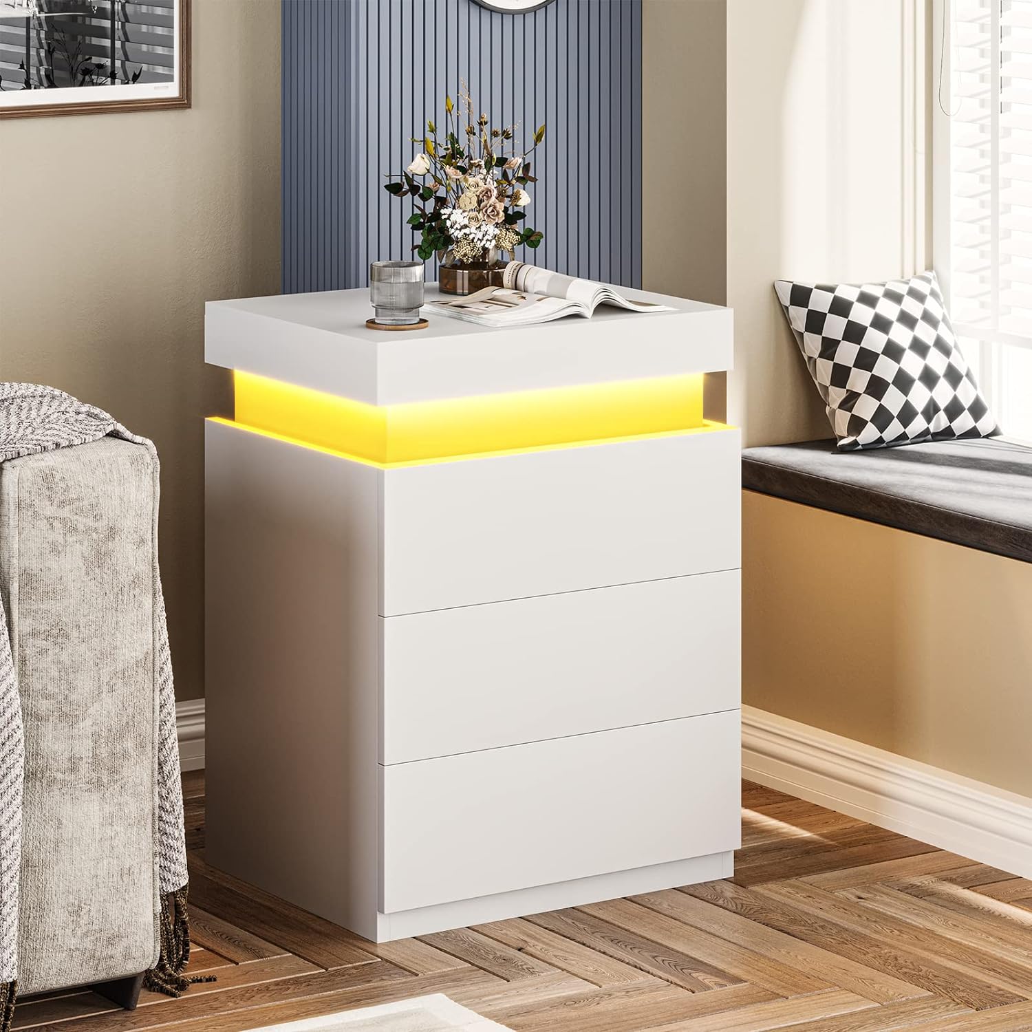 Lampe de chevet LED blanche de la marque eprolo, éclairage moderne et élégant pour chambre à coucher.