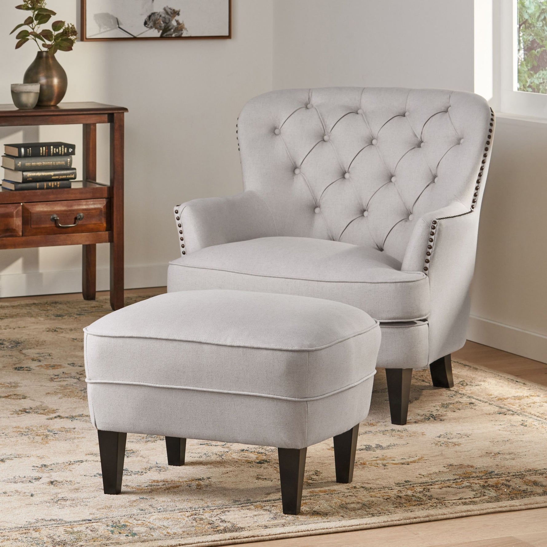 Chaise de club moderne en tissu gris clair avec ottoman assorti, fauteuil confortable et coussiné, style élégant eprolo.