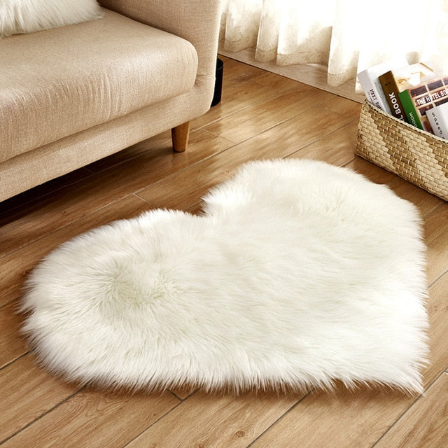 Tapis en laine artificielle en forme de cœur, doux et fluffy, idéal pour salon ou chambre, de la marque eprolo.
