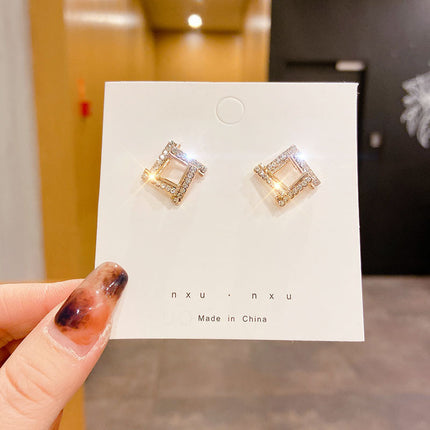 Ins Simple And Small Women's Fashion Sense Temperament Pearl Earrings