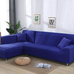 Housse de canapé élastique de couleur unie eprolo couvrant entièrement un sofa en tissu avec coussins.