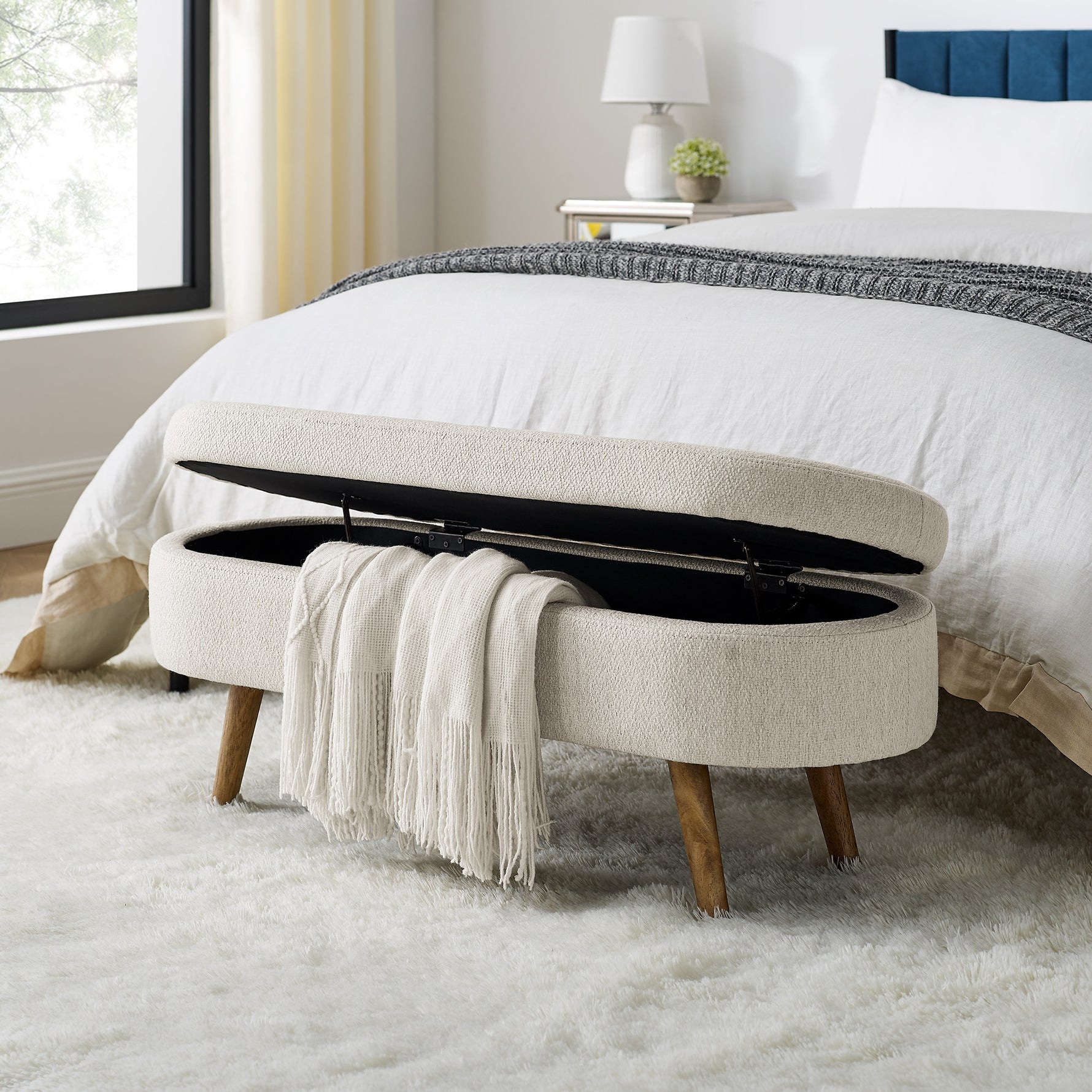 Banquette ottomane ovale de rangement beige avec pieds en bois de caoutchouc, dimensions 43,5"x16"x16".