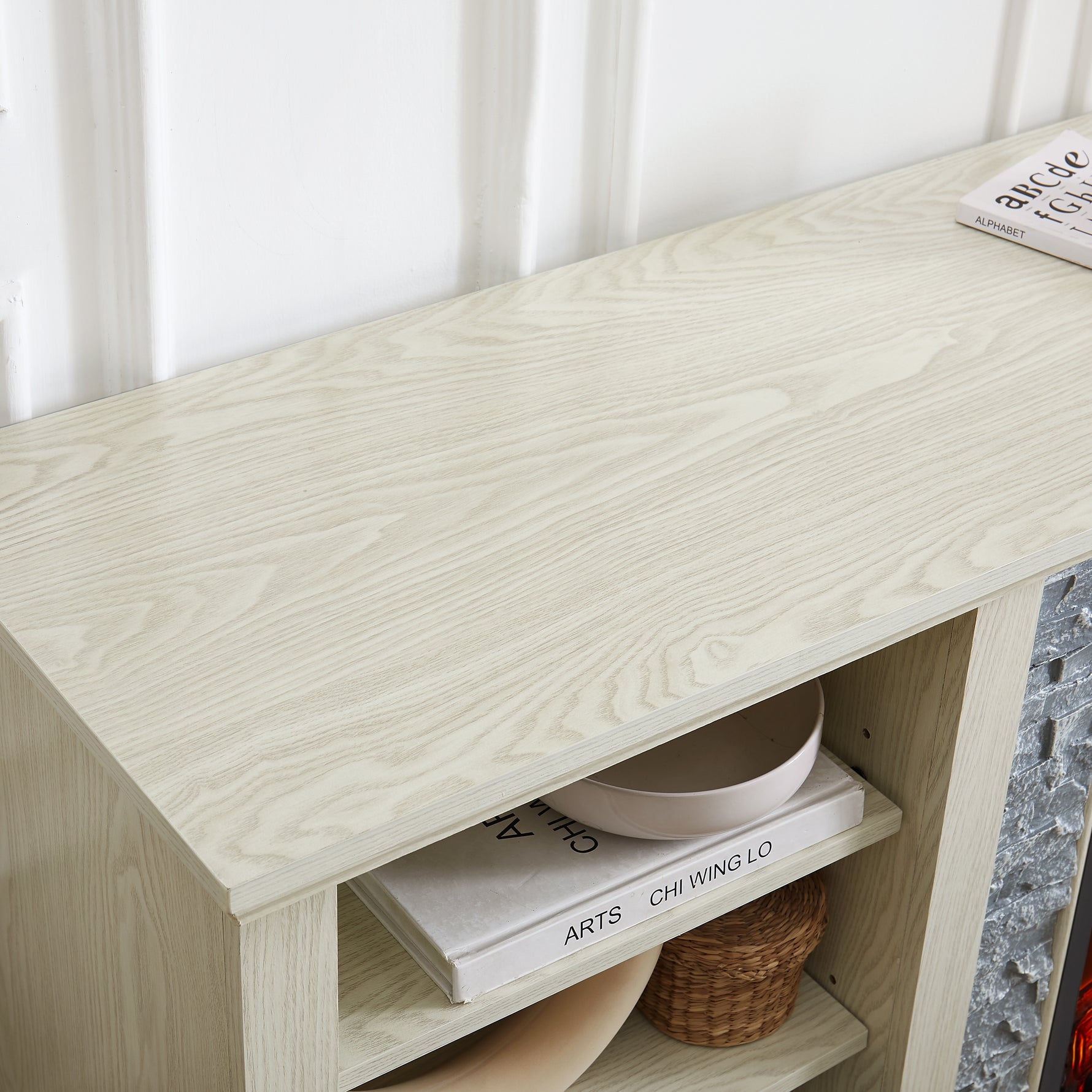 Meuble TV blanc avec cheminée électrique en pierre, espace de rangement ouvert et insert de 18 pouces. Marque eprolo.