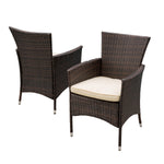 Deux chaises de salle à manger d'extérieur eprolo en rotin multicolore brun et beige, design élégant et confortable.