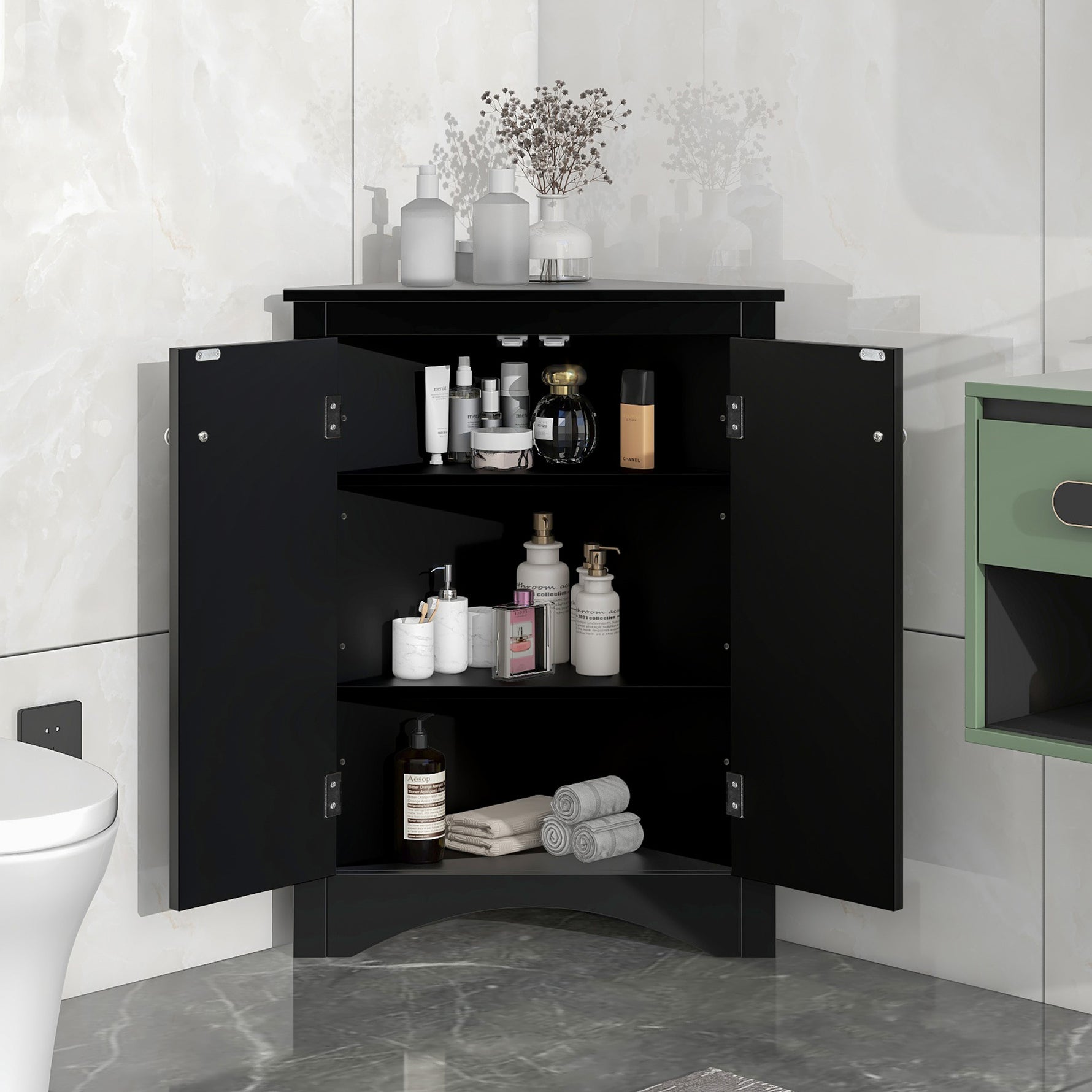 Armoire de rangement noire en forme de triangle pour salle de bain ou cuisine, avec étagères réglables et design autoportant.