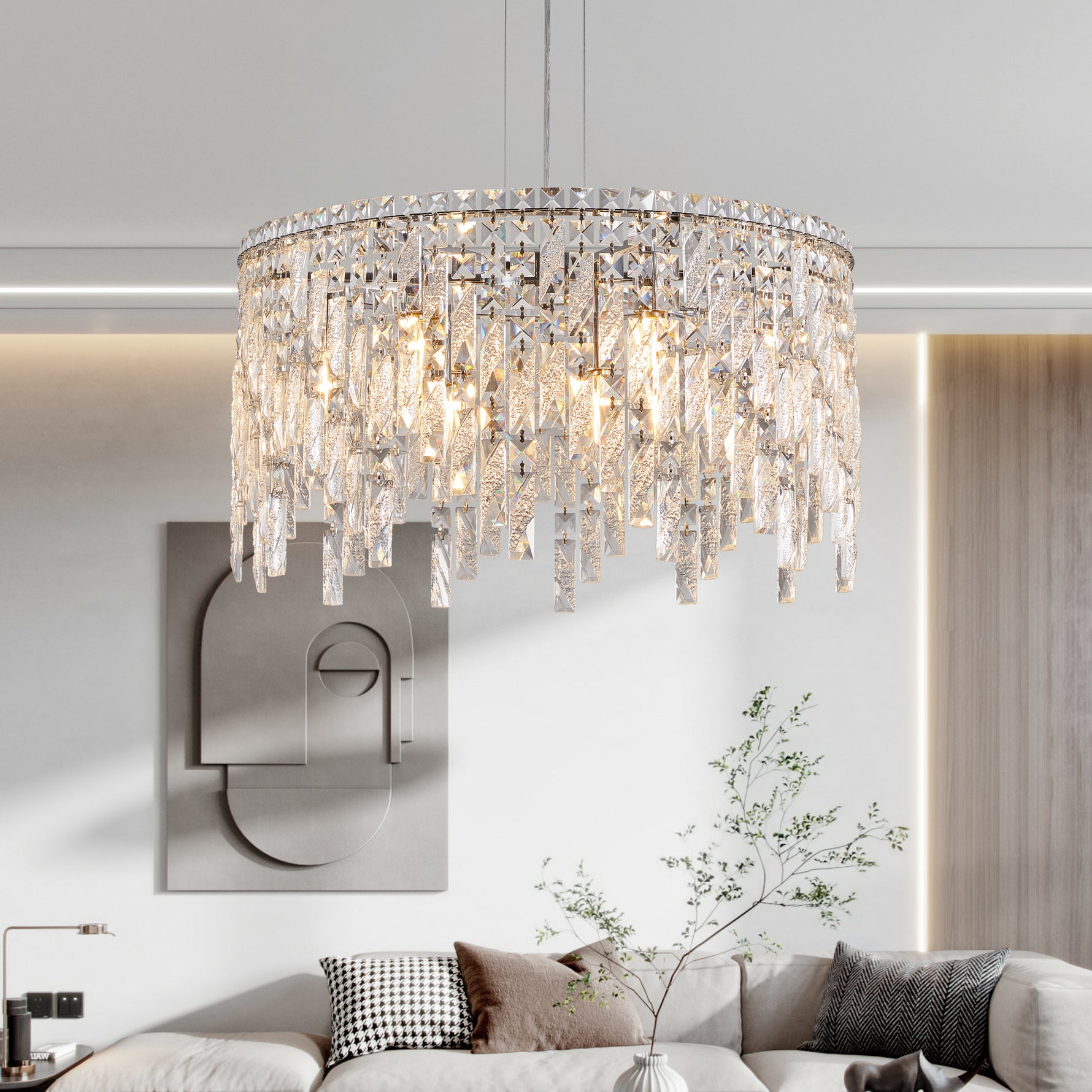 Lustre rond en cristal argenté de luxe de la marque eprolo, avec pendentifs en cristaux brillants et structure en métal argenté.