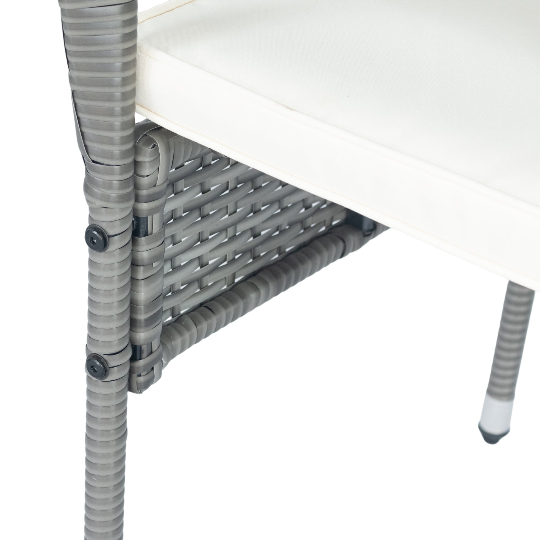 Ensemble de conversation de patio en rotin gris avec 3 pièces et coussins blancs, par eprolo, vue de l'ensemble avec fauteuils et table