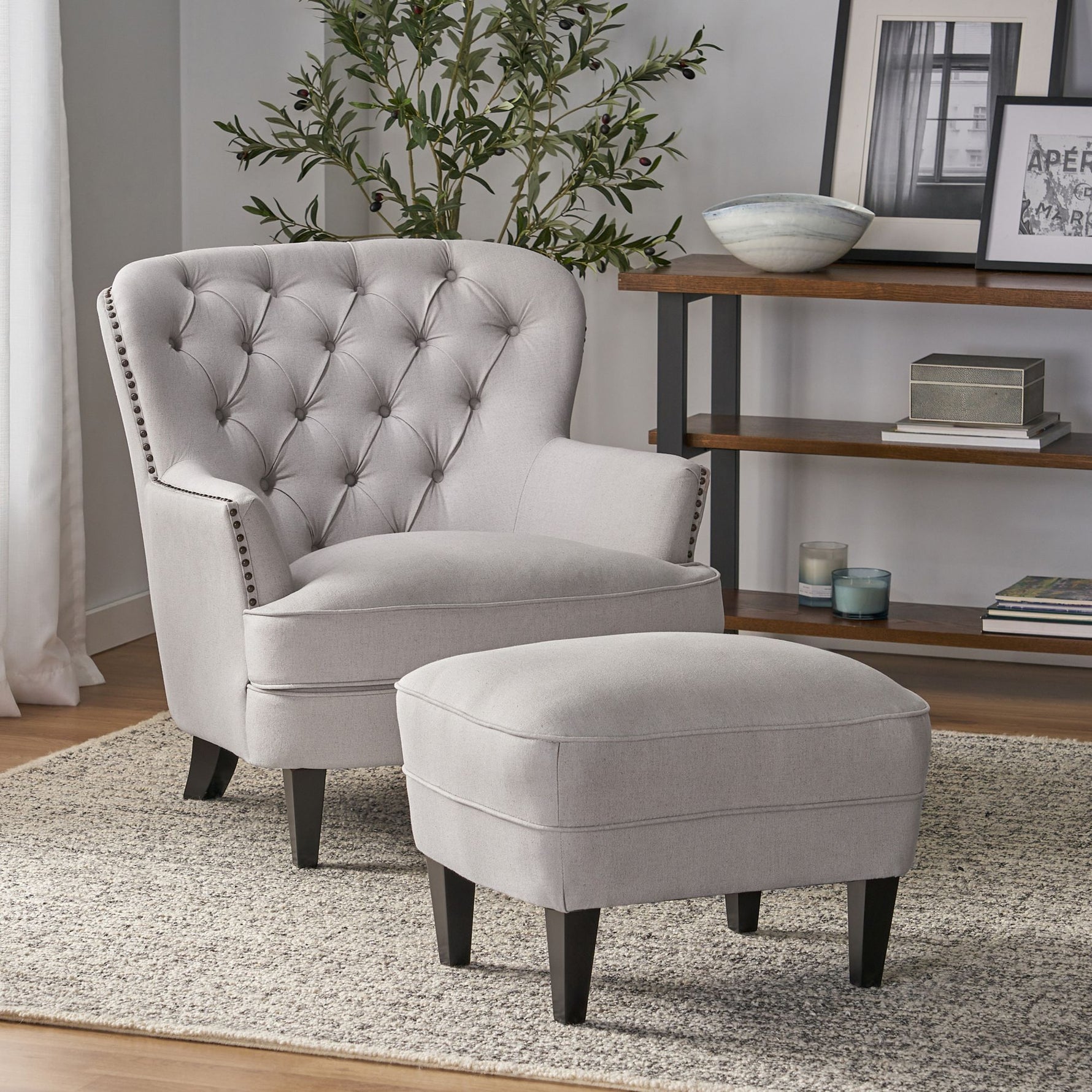 Chaise de club moderne en tissu gris clair avec ottoman assorti, fauteuil confortable et élégant, par eprolo.