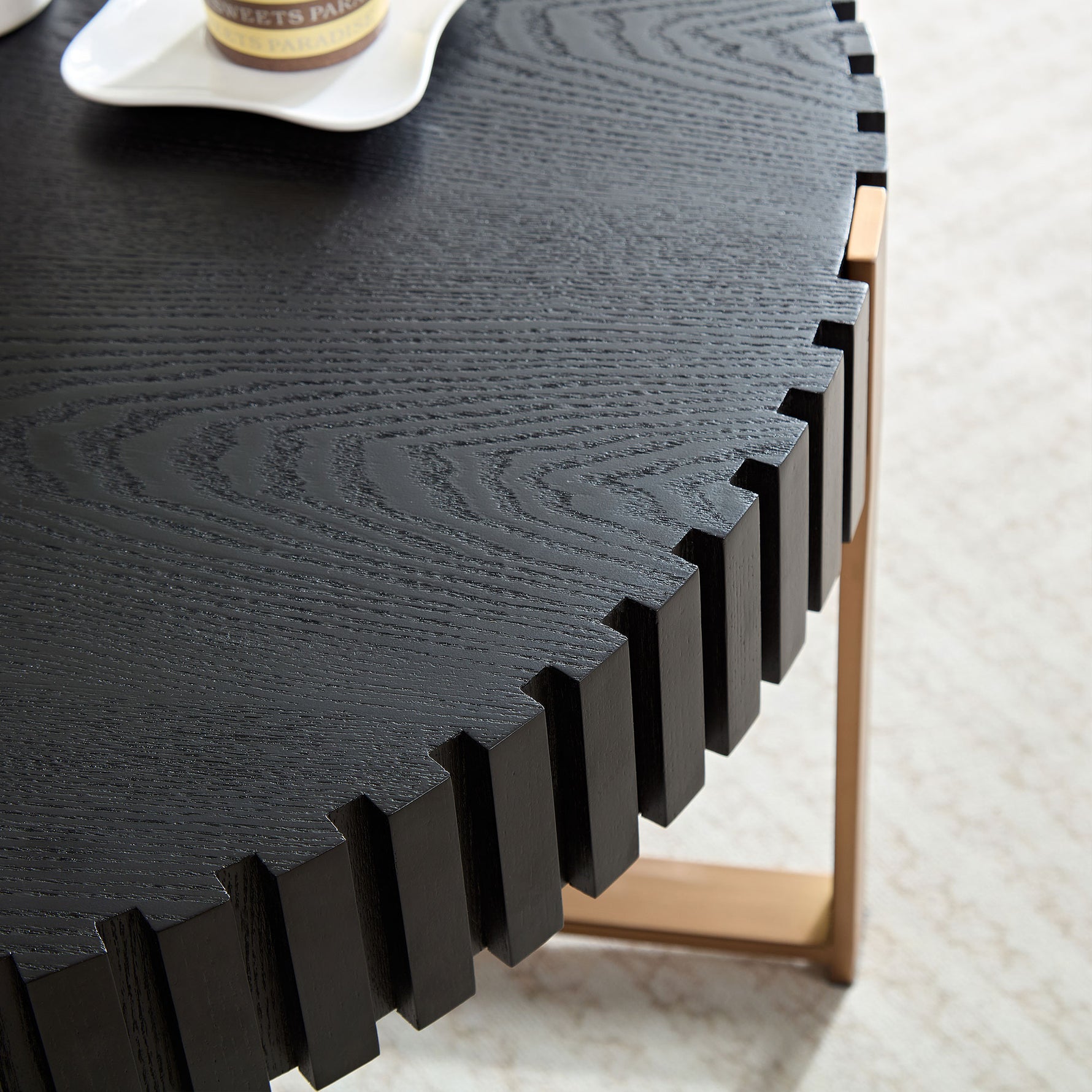 Table basse ronde moderne en bois artisanal de 80 cm avec piédestal robuste, couleur noire, pour salon.