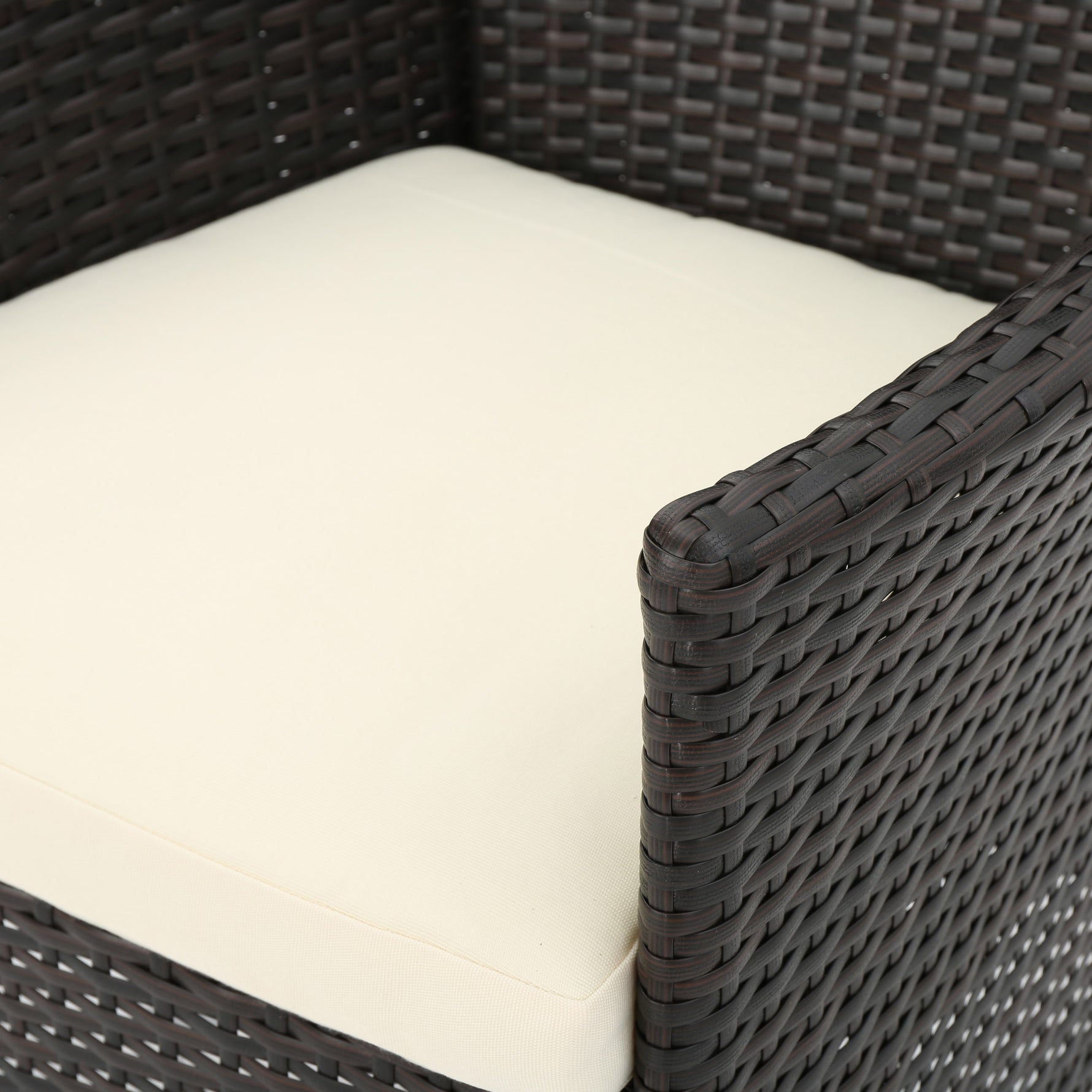 Deux fauteuils de salle à manger d'extérieur eprolo en rotin multicolore brun clair et foncé, avec coussins confortables.
