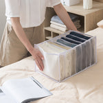 Boîte de rangement pour vêtements en jean eprolo, pliable et lavable, organisée dans un tiroir de garde-robe.