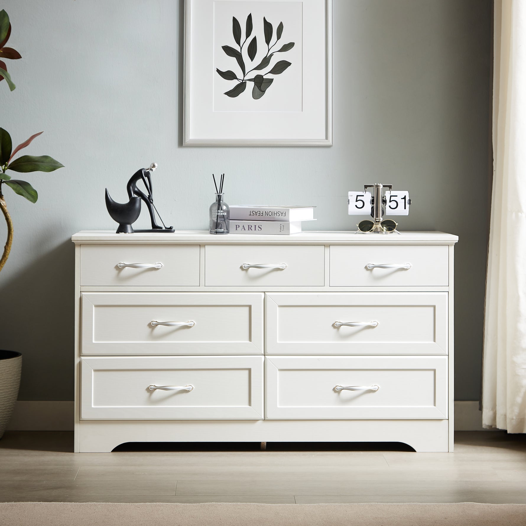 Commode moderne blanche à 3 tiroirs avec poignées en métal, dimensions 47,6" x 15,7" x 26,6", rangement pour vêtements.