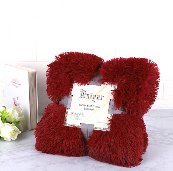 Tapis shaggy doux et chaud de 80x120cm, en peluche moelleuse, par eprolo, avec texture fluffy visible.