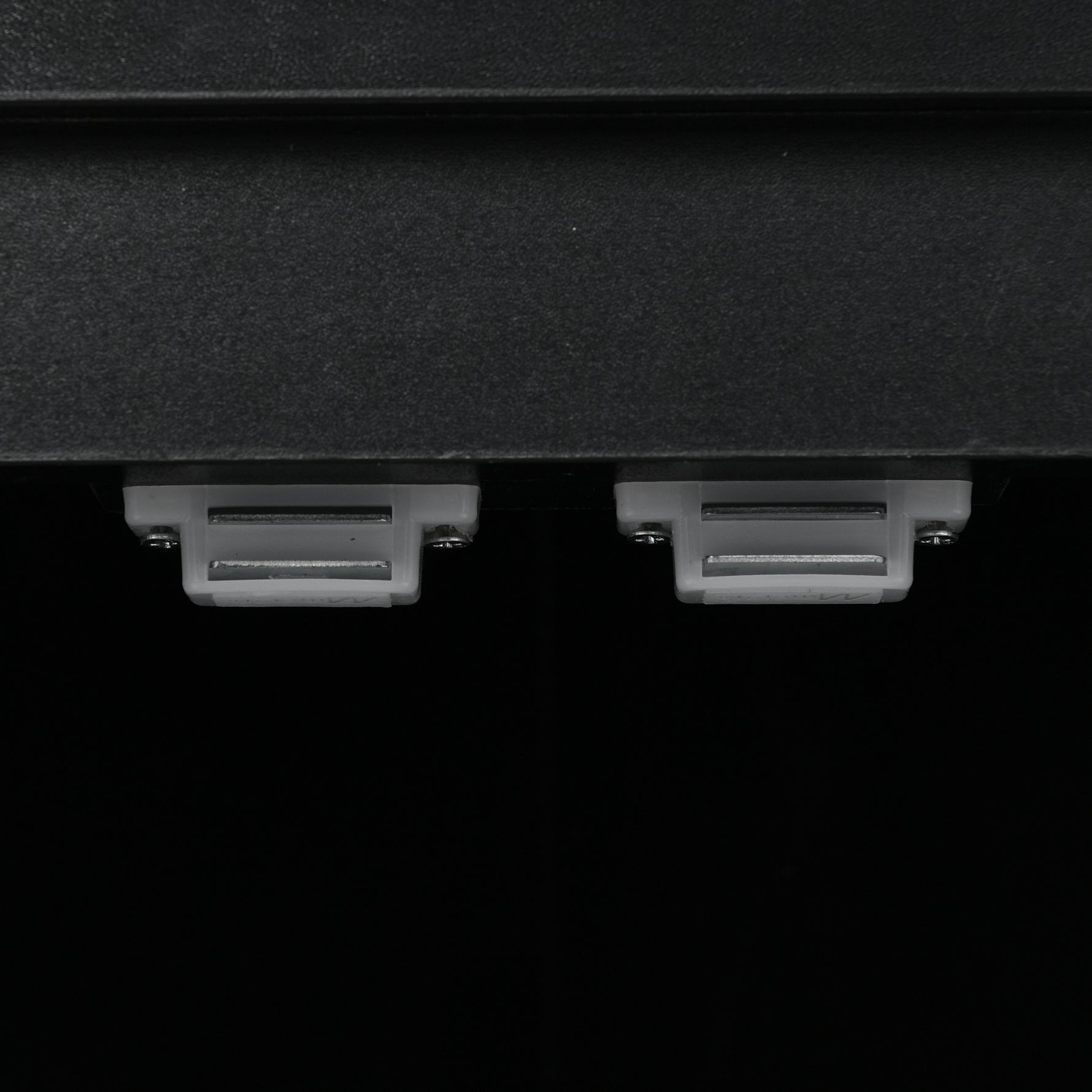 Armoire de rangement noire en forme de triangle avec étagères réglables, meuble autonome pour salle de bain ou cuisine.