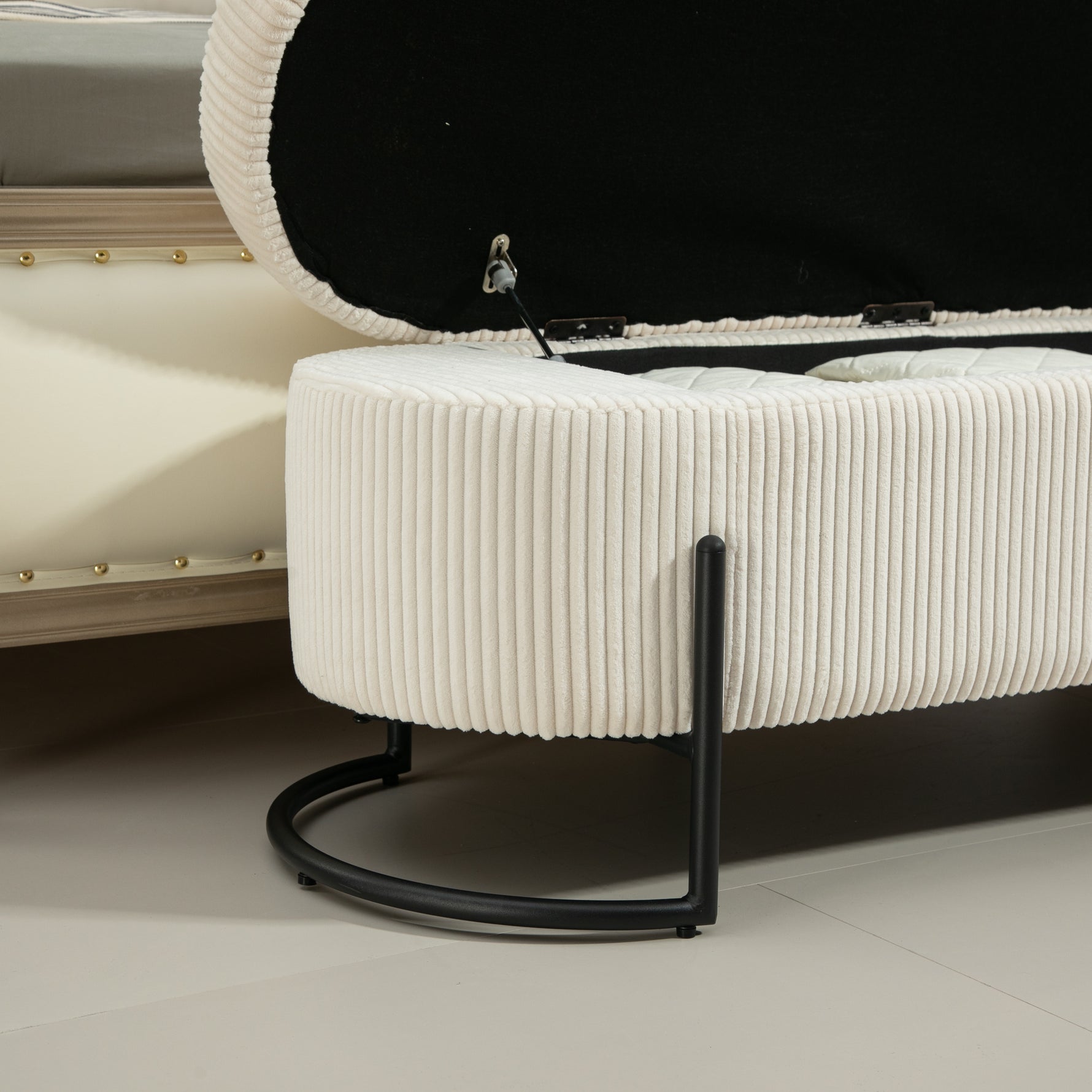 Chaise ottomane de rangement COOLMOR eprolo beige avec coussin doux, charnière de sécurité et espace de stockage intégré.