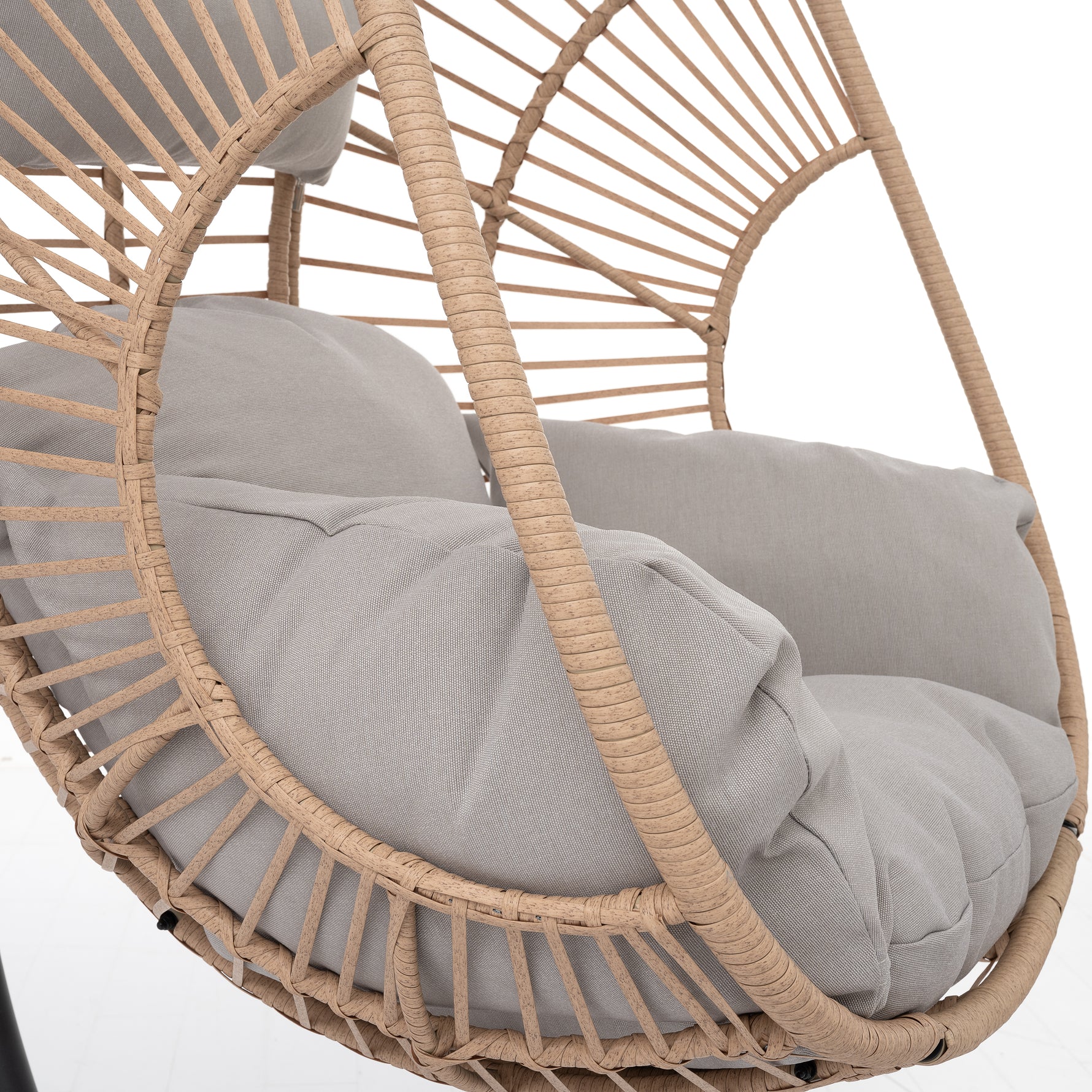 Chaise suspendue extérieure et intérieure en forme d'œuf de la marque eprolo, avec coussin confortable et suspension robuste.