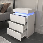 Lampe de chevet LED blanche eprolo, moderne et élégante, avec lumière douce sur une table de chevet en bois.