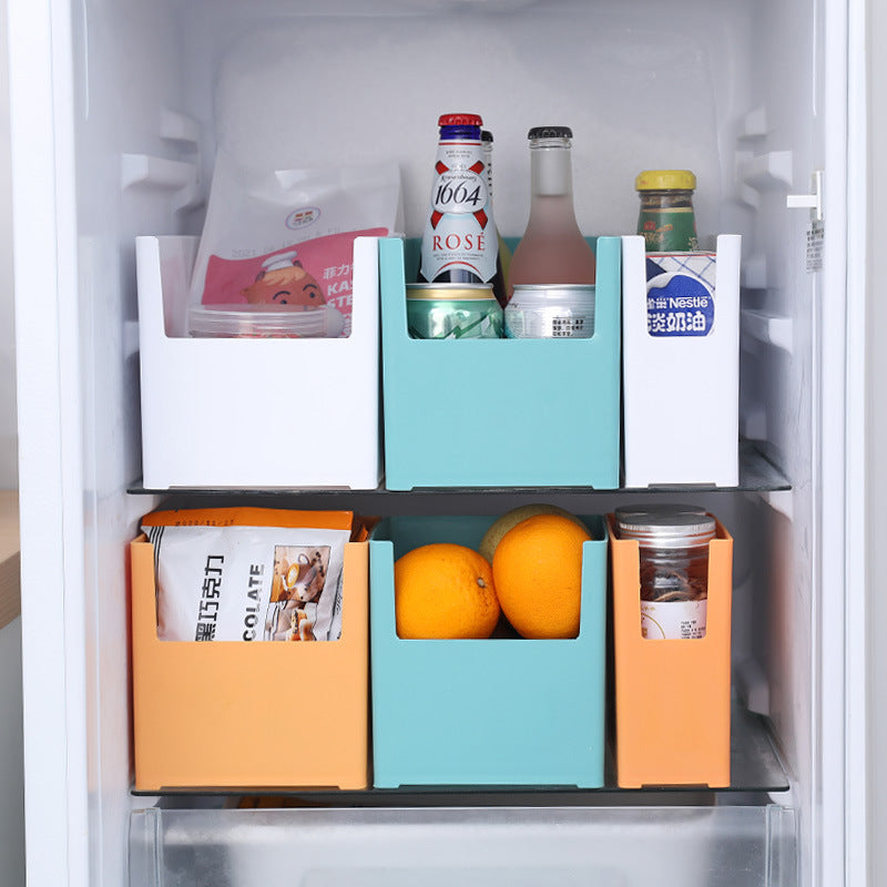 Boîte de rangement de cuisine eprolo en plastique pour vaisselle, organisé dans une armoire de cuisine.