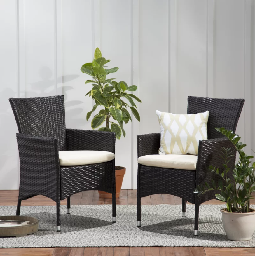 Deux chaises de salle à manger extérieures eprolo Clementine en osier PE multicolore brun pour patio ou jardin.