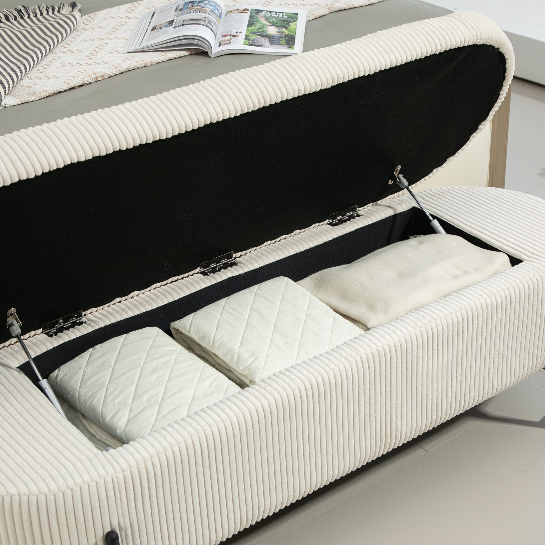 Chaise ottomane de rangement COOLMOR eprolo beige avec coussin doux, charnière de sécurité et espace de stockage pratique.