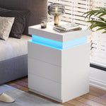 Lampe de chevet LED blanche eprolo sur une table de nuit moderne avec un design épuré.