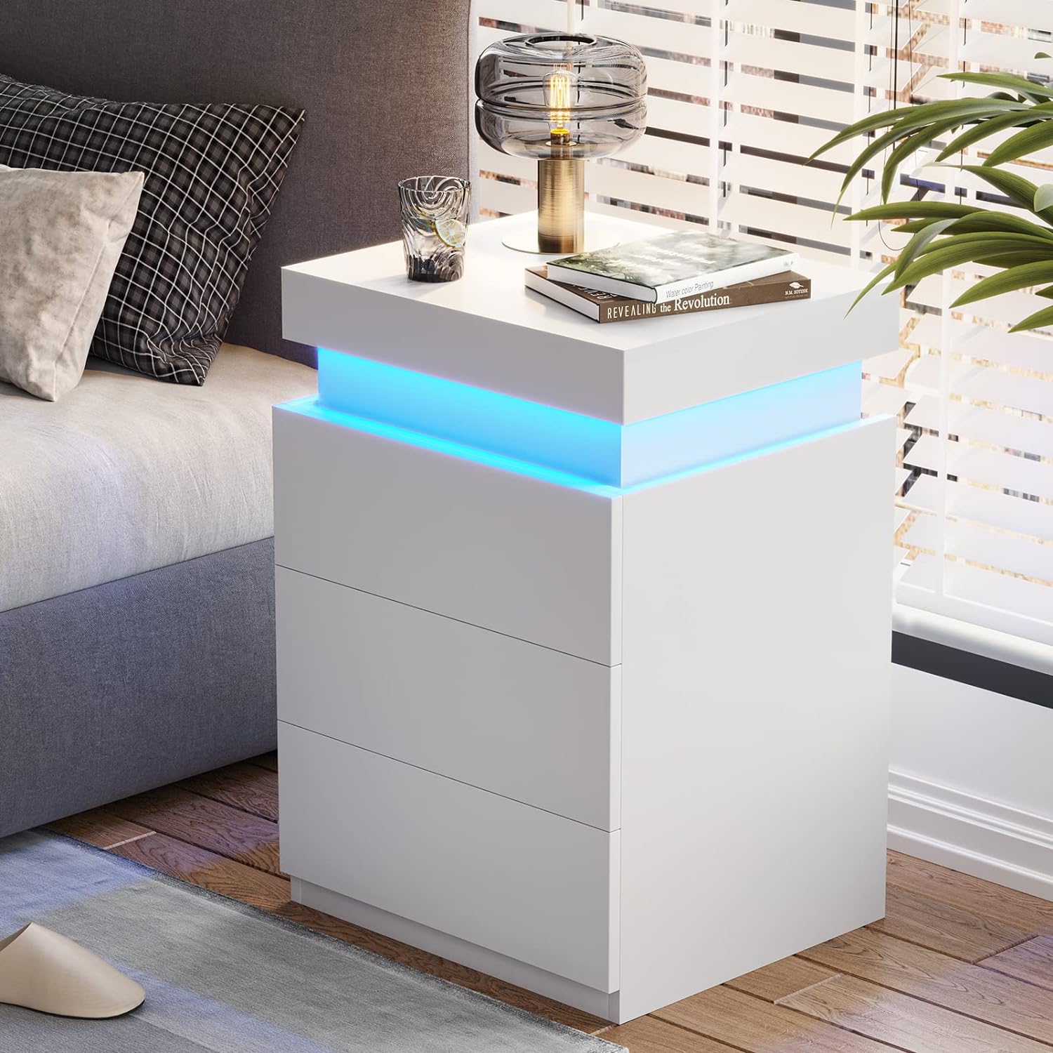 Lampe de chevet LED blanche eprolo sur une table de nuit moderne avec un design épuré.