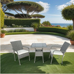 Ensemble de salon de jardin en osier gris avec 3 pièces et coussins blancs, conception élégante pour espace extérieur.